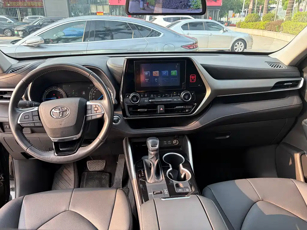 Toyota Highlander — фото 19