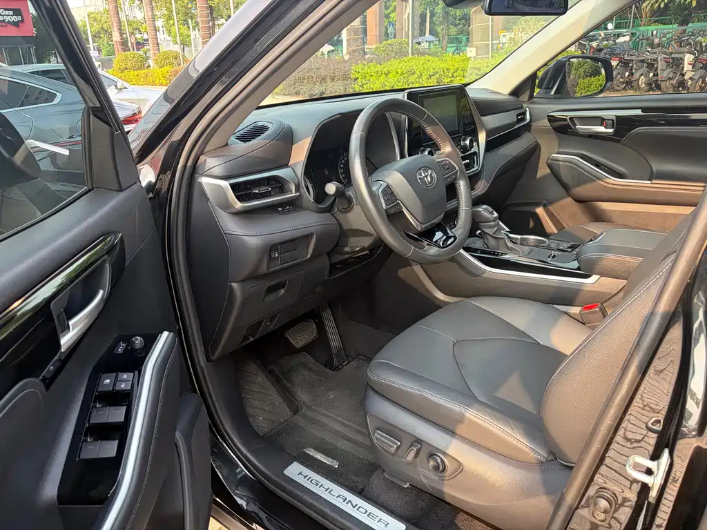 Toyota Highlander — фото 10
