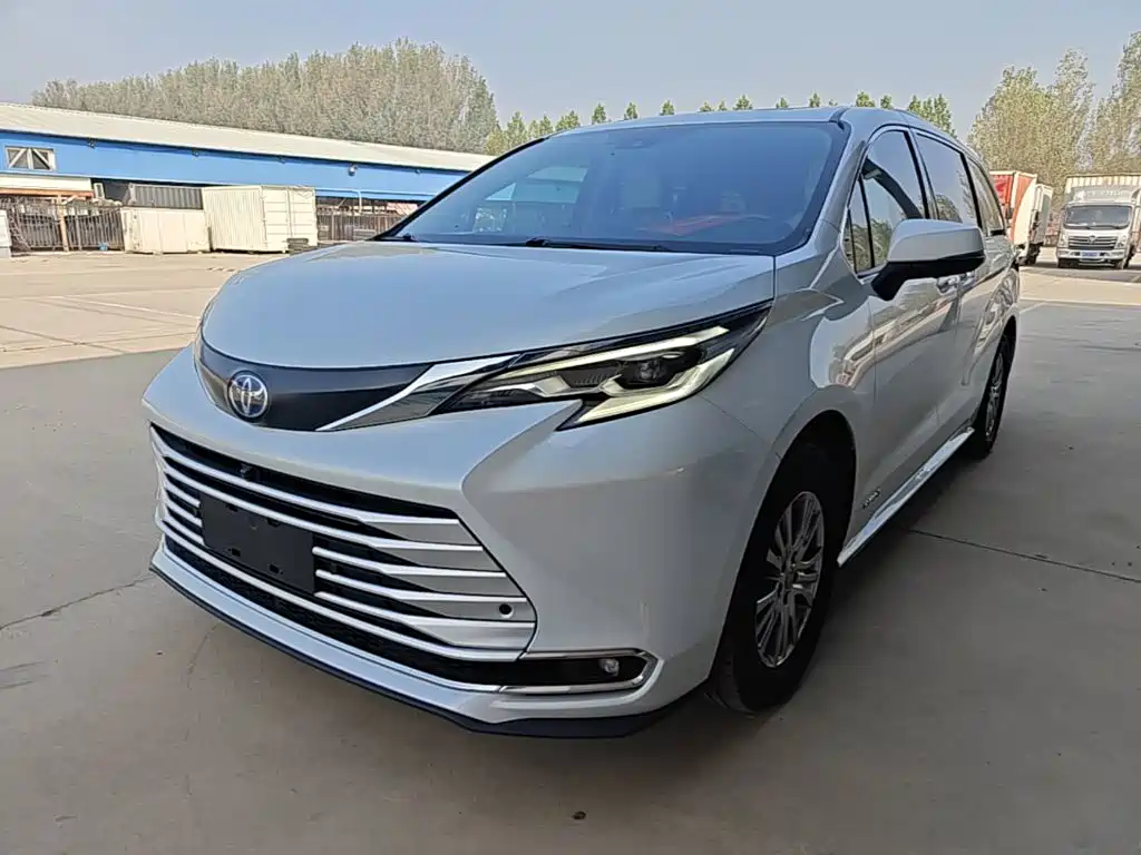 Toyota Sienna — фото 2