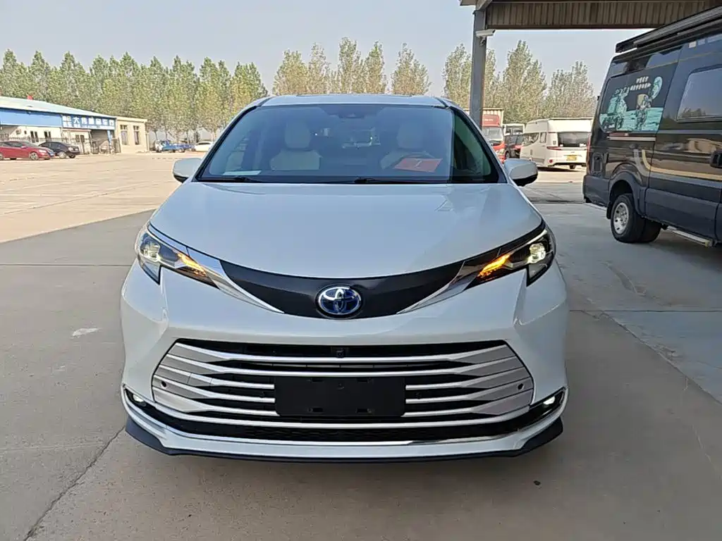 Toyota Sienna — фото 3