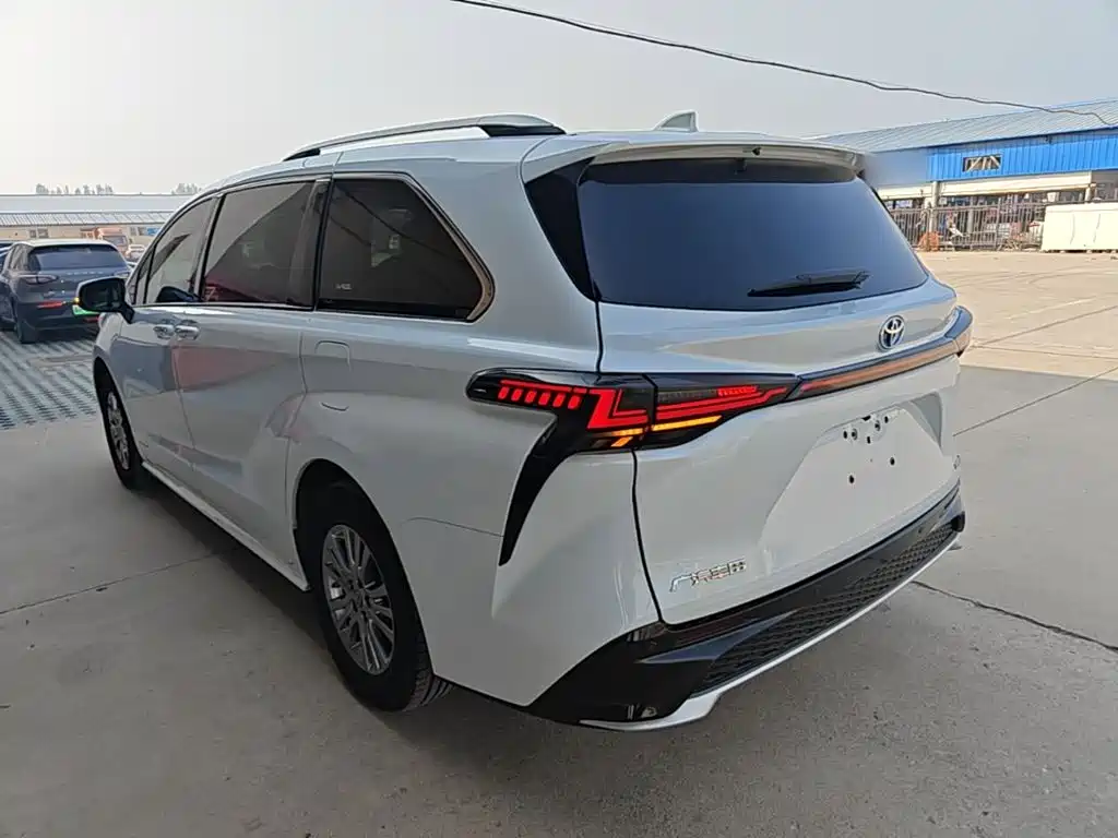Toyota Sienna — фото 5
