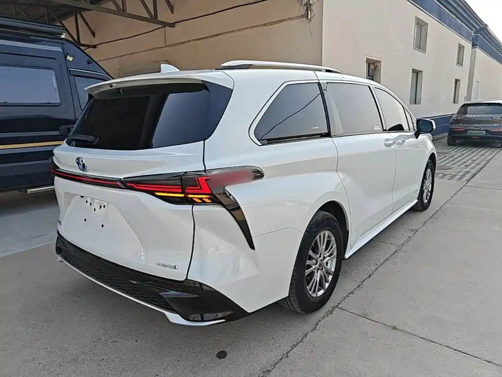 Toyota Sienna — фото 7