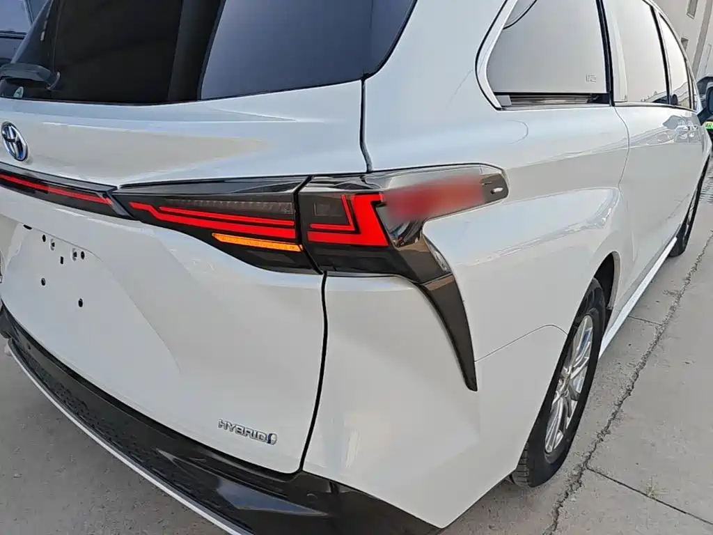 Toyota Sienna — фото 8