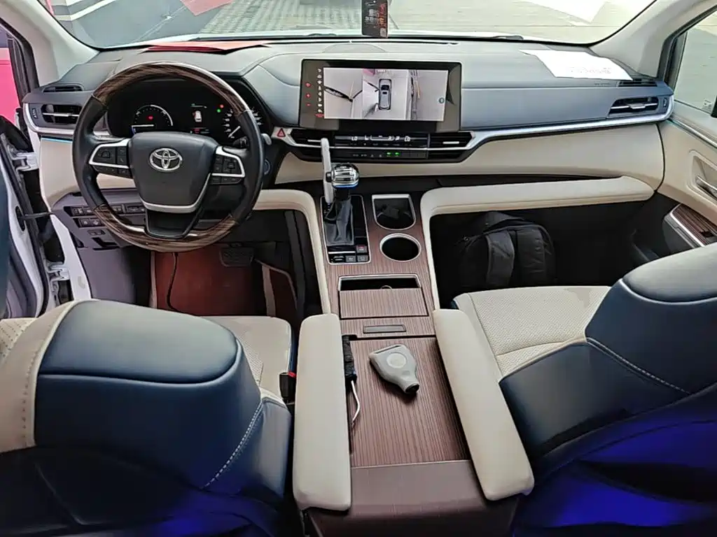 Toyota Sienna — фото 10
