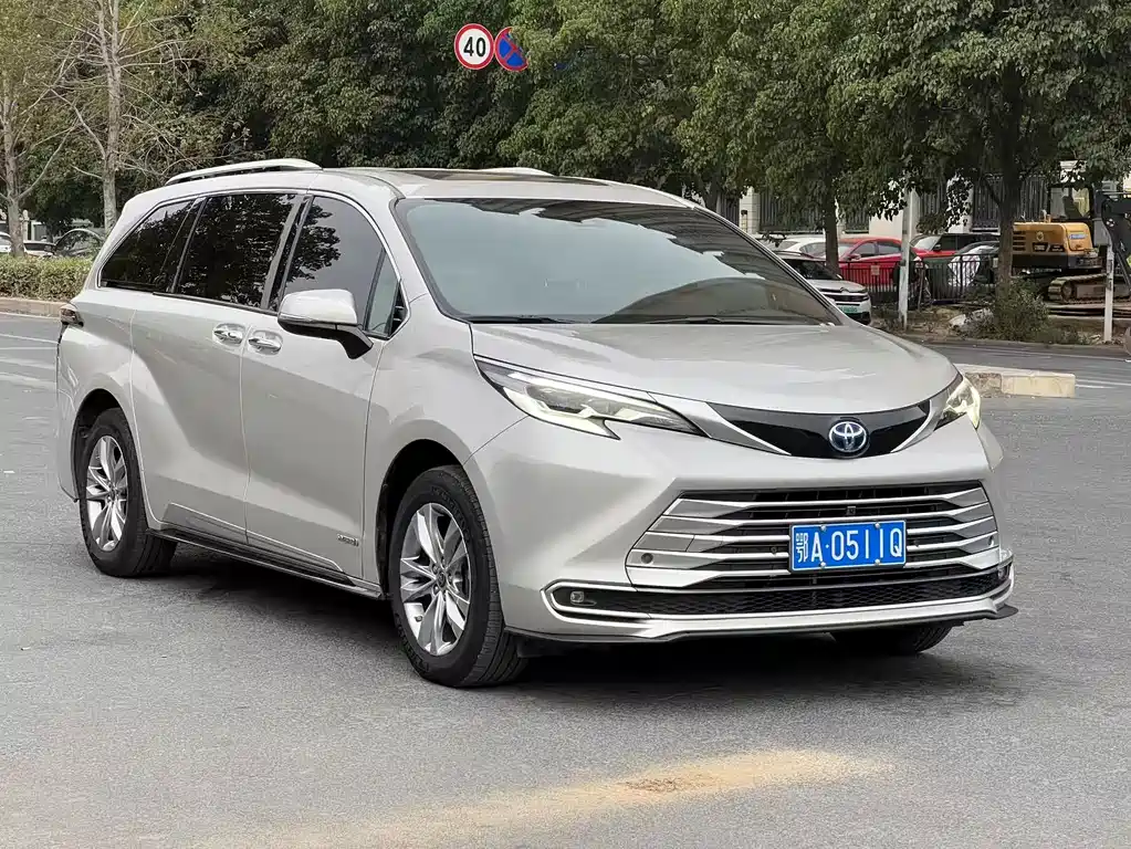 Toyota Sienna — фото 3