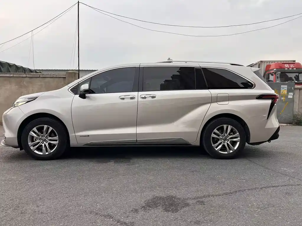 Toyota Sienna — фото 4