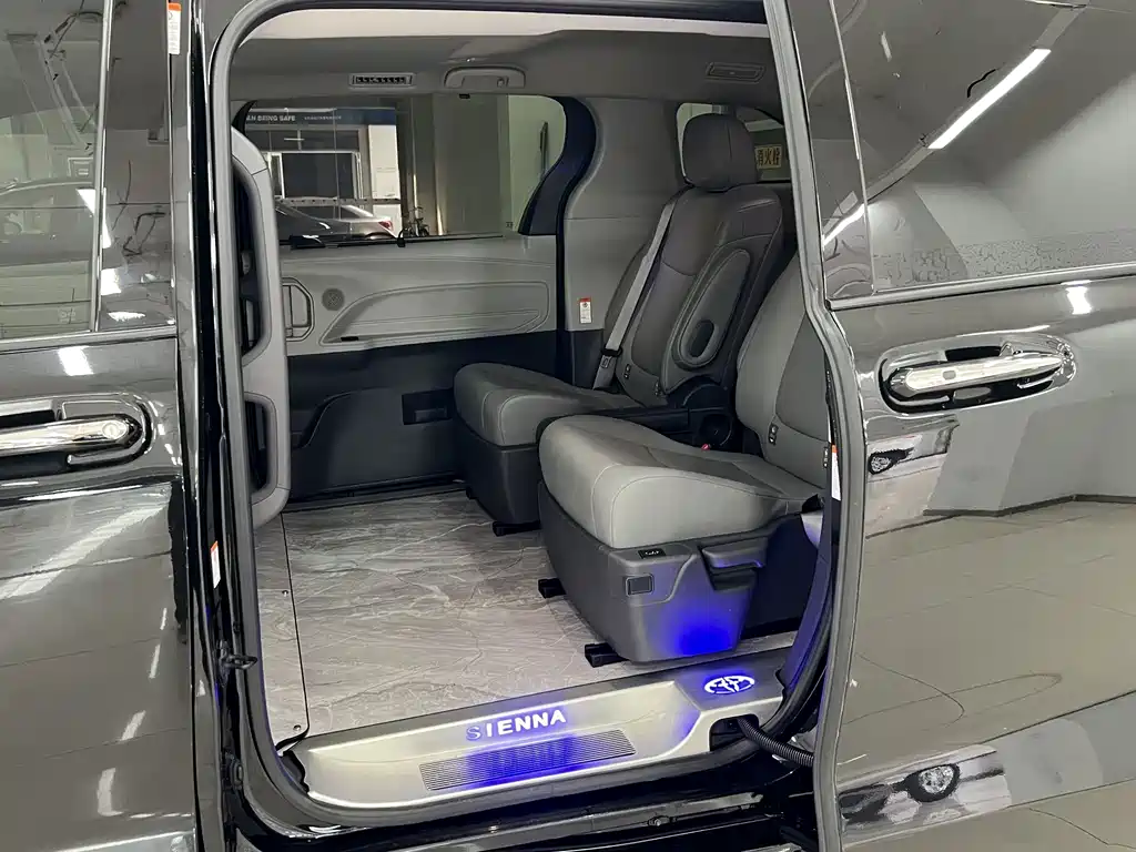 Toyota Granvia — фото 11
