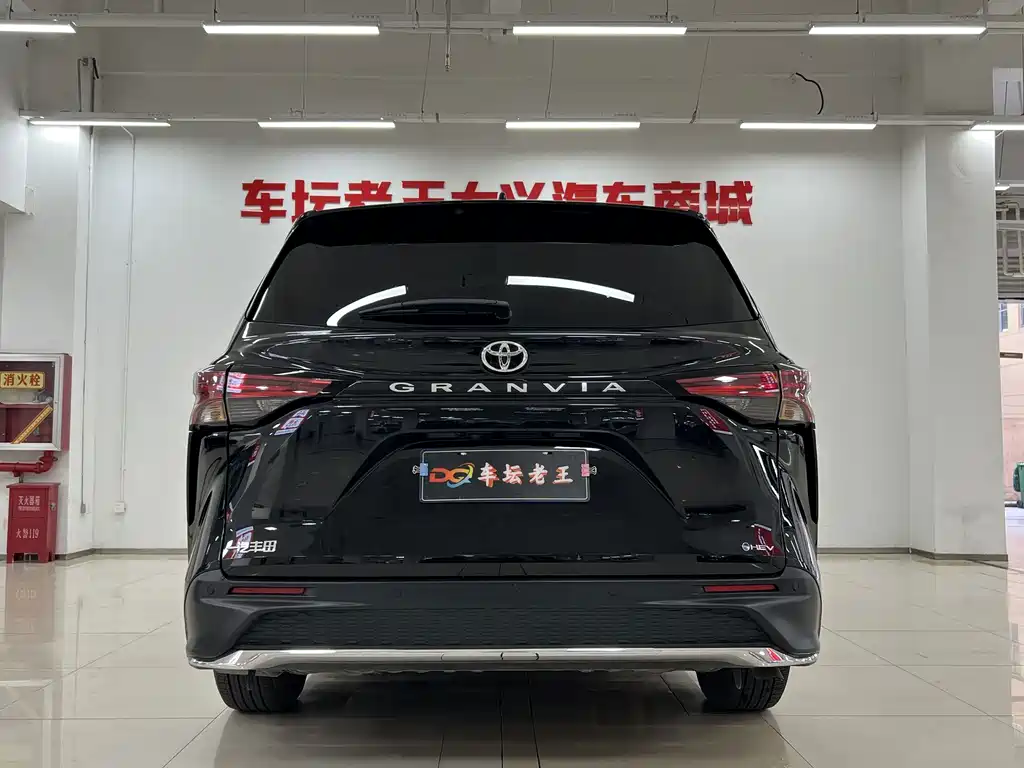 Toyota Granvia — фото 13