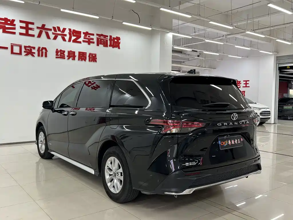 Toyota Granvia — фото 14