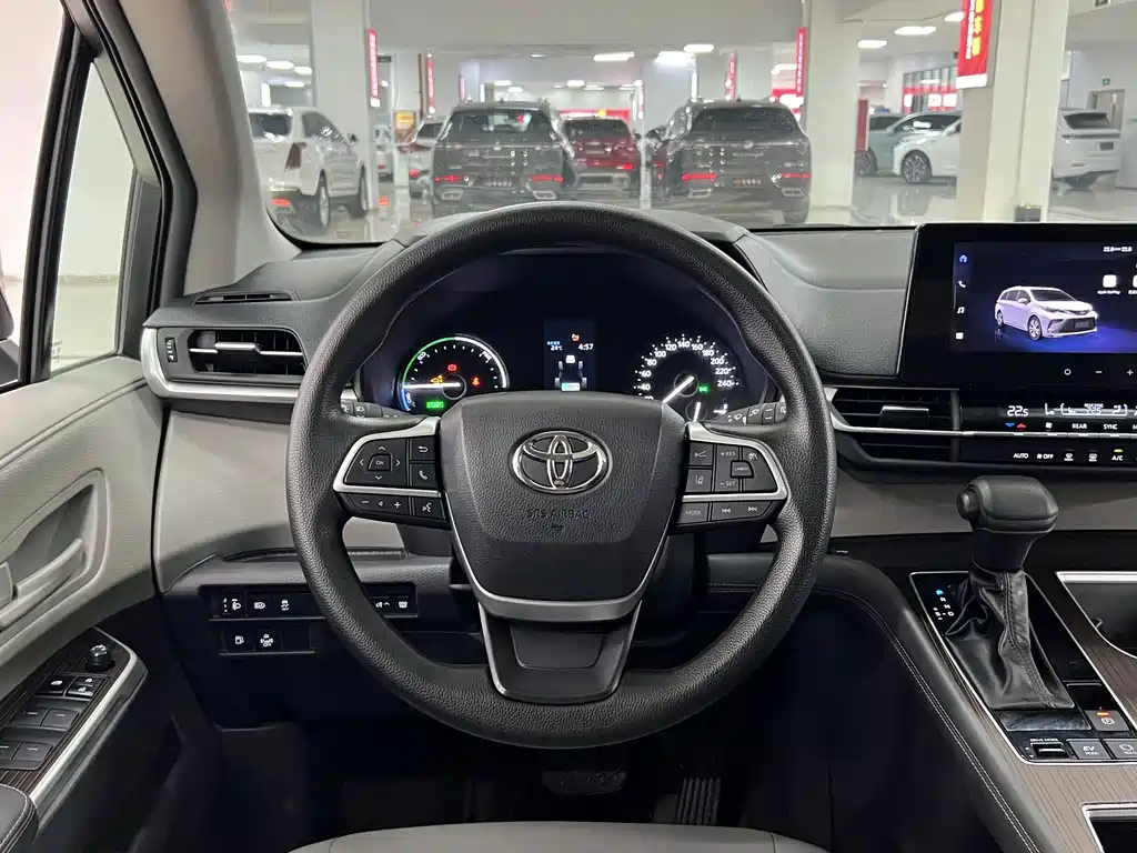 Toyota Granvia — фото 7