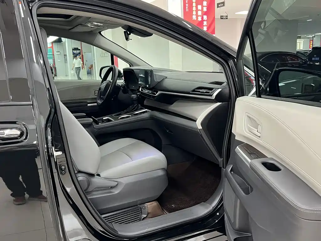 Toyota Granvia — фото 9