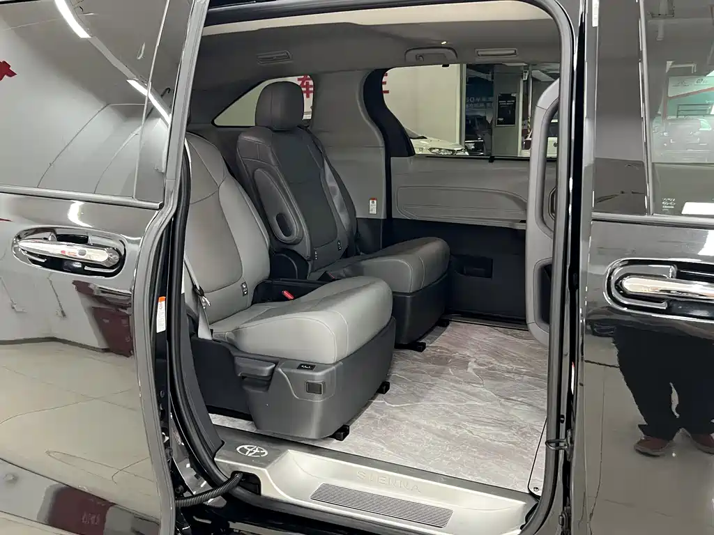 Toyota Granvia — фото 10