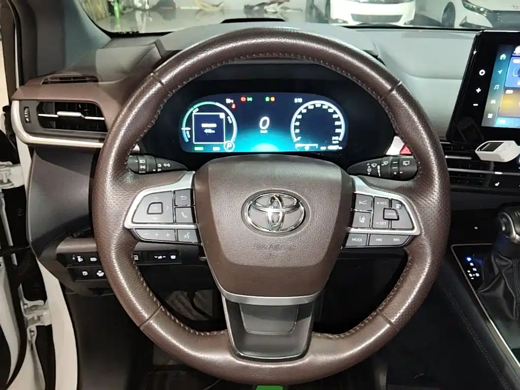 Toyota Granvia — фото 11