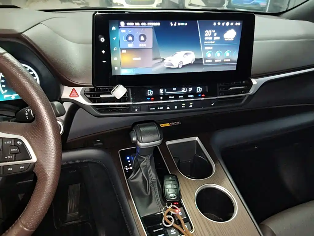 Toyota Granvia — фото 13