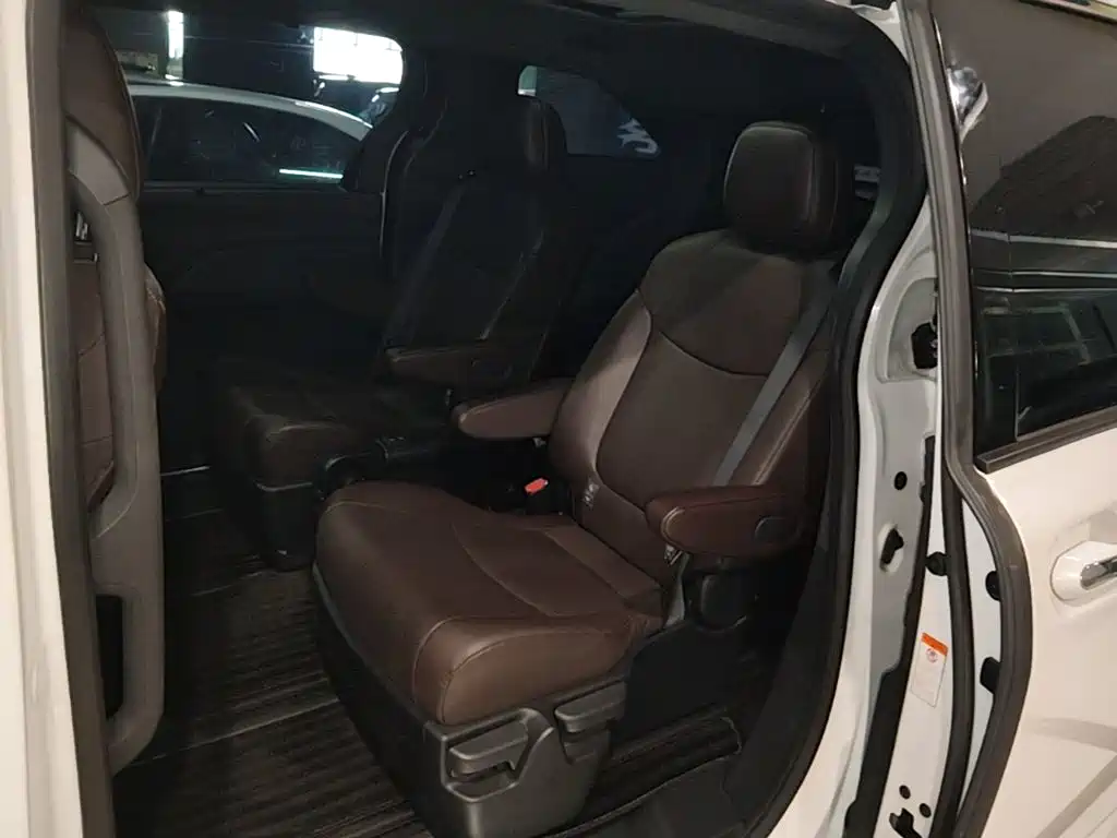 Toyota Granvia — фото 17