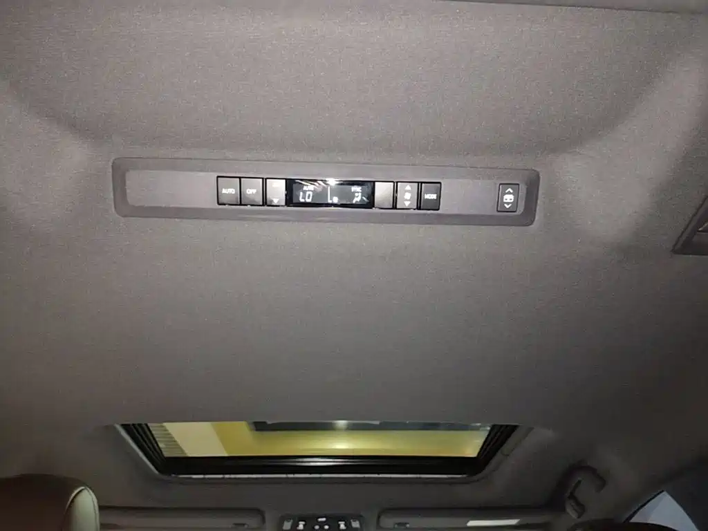 Toyota Granvia — фото 18