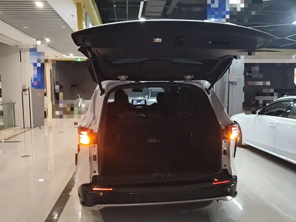 Toyota Granvia — фото 19