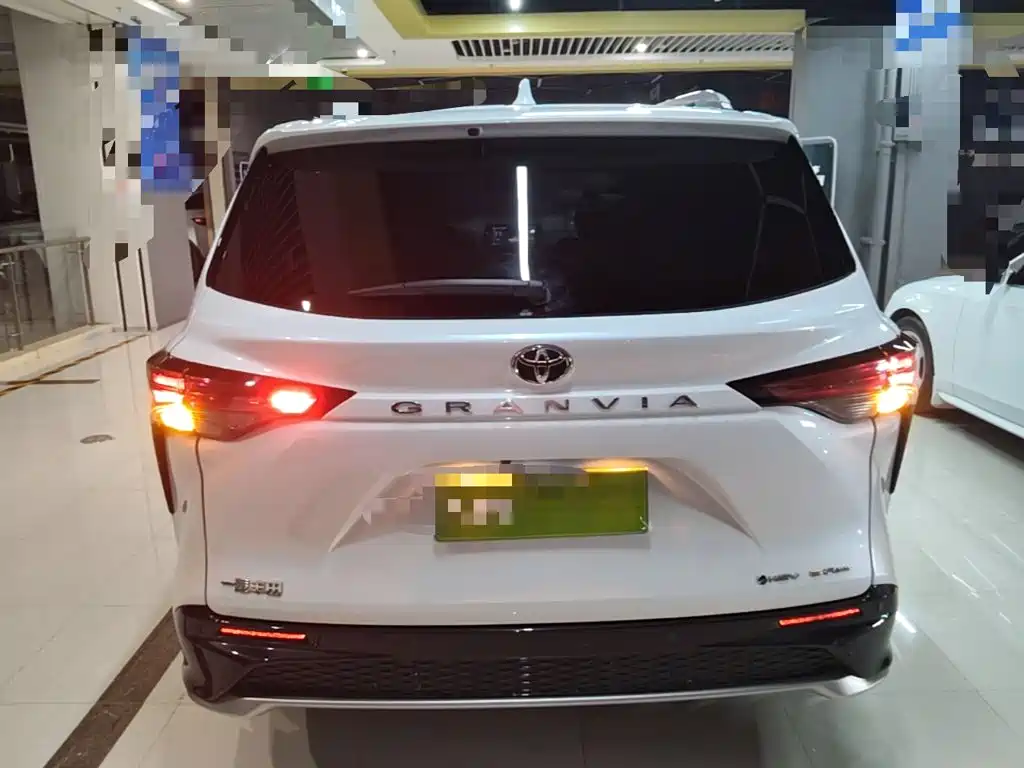 Toyota Granvia — фото 6