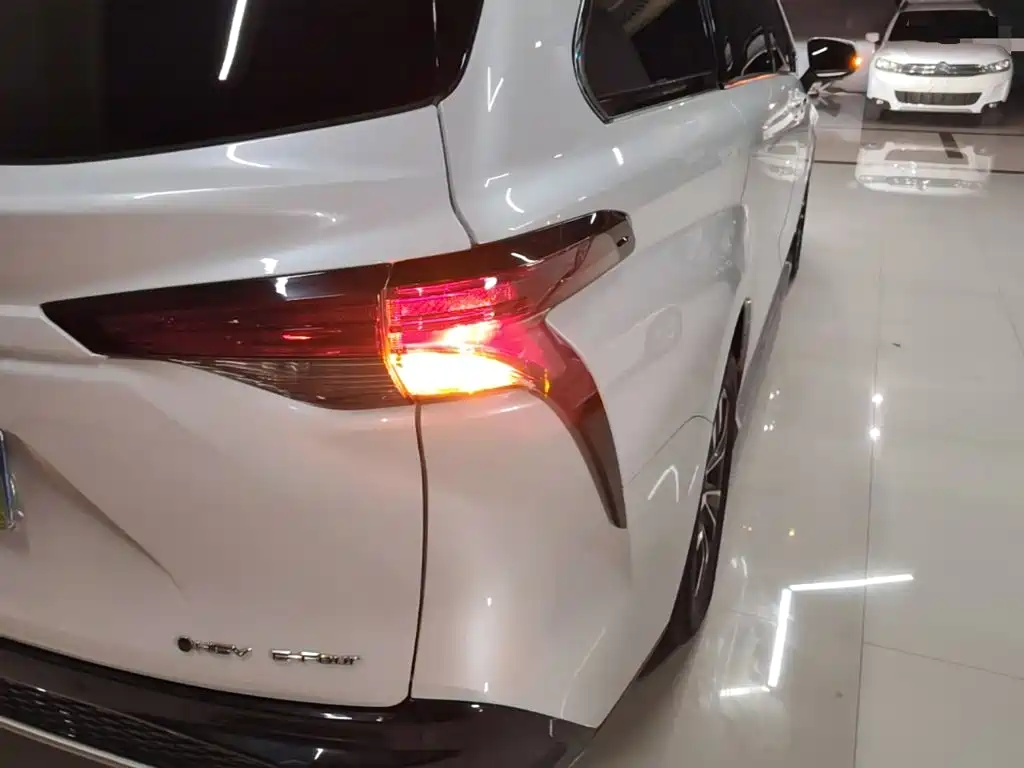 Toyota Granvia — фото 8