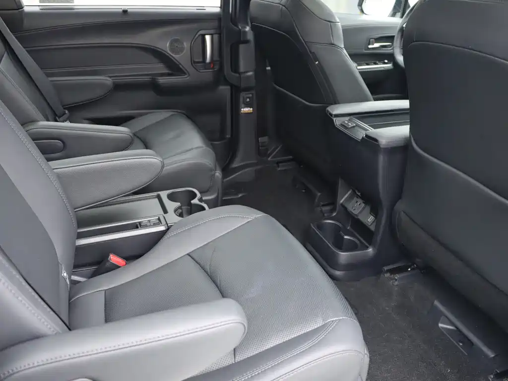 Toyota Sienna — фото 13