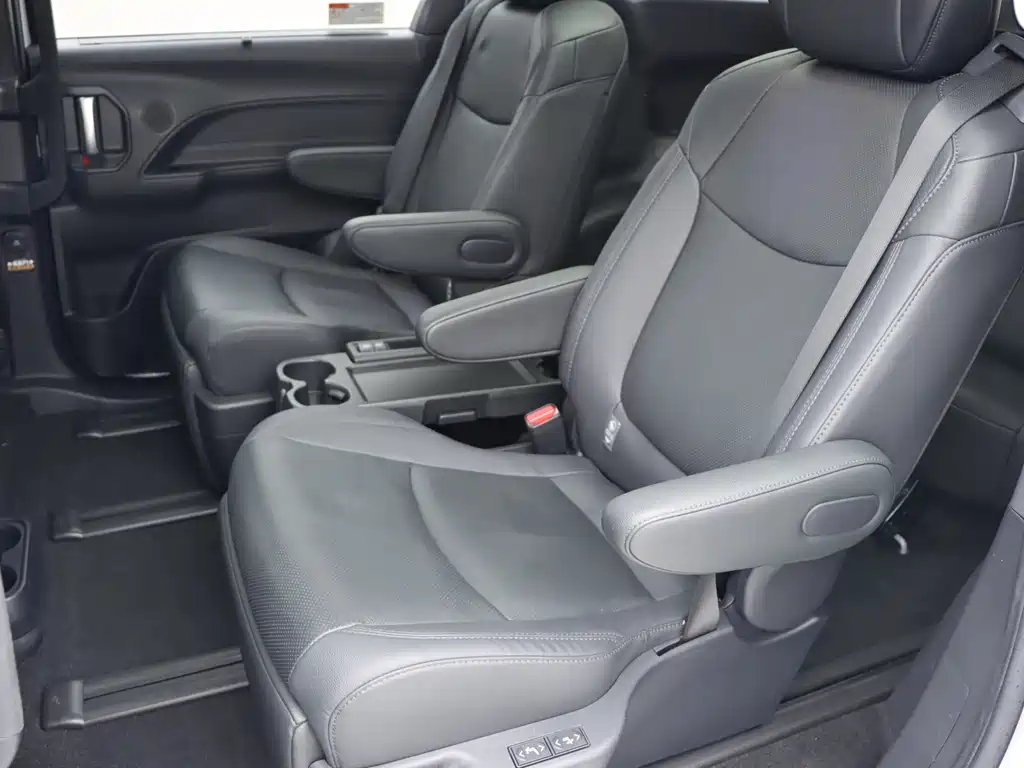 Toyota Sienna — фото 15