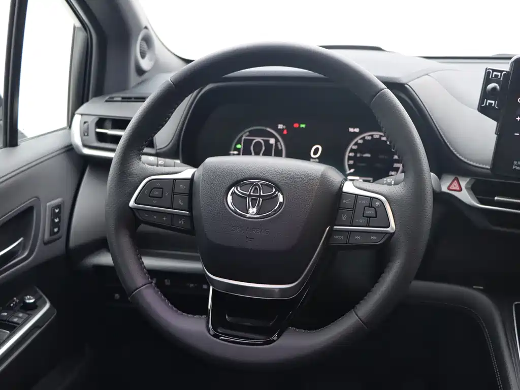 Toyota Sienna — фото 19