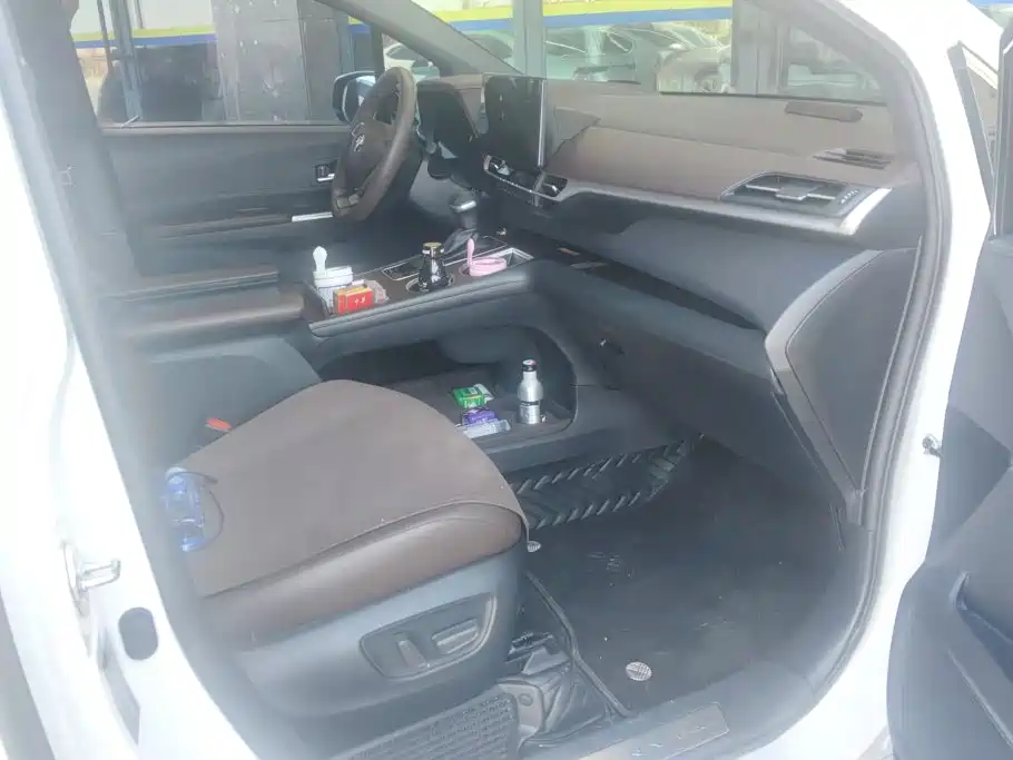 Toyota Granvia — фото 8