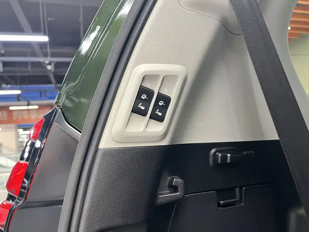 Toyota Prado — фото 6