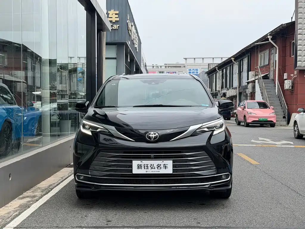 Toyota Sienna — фото 2