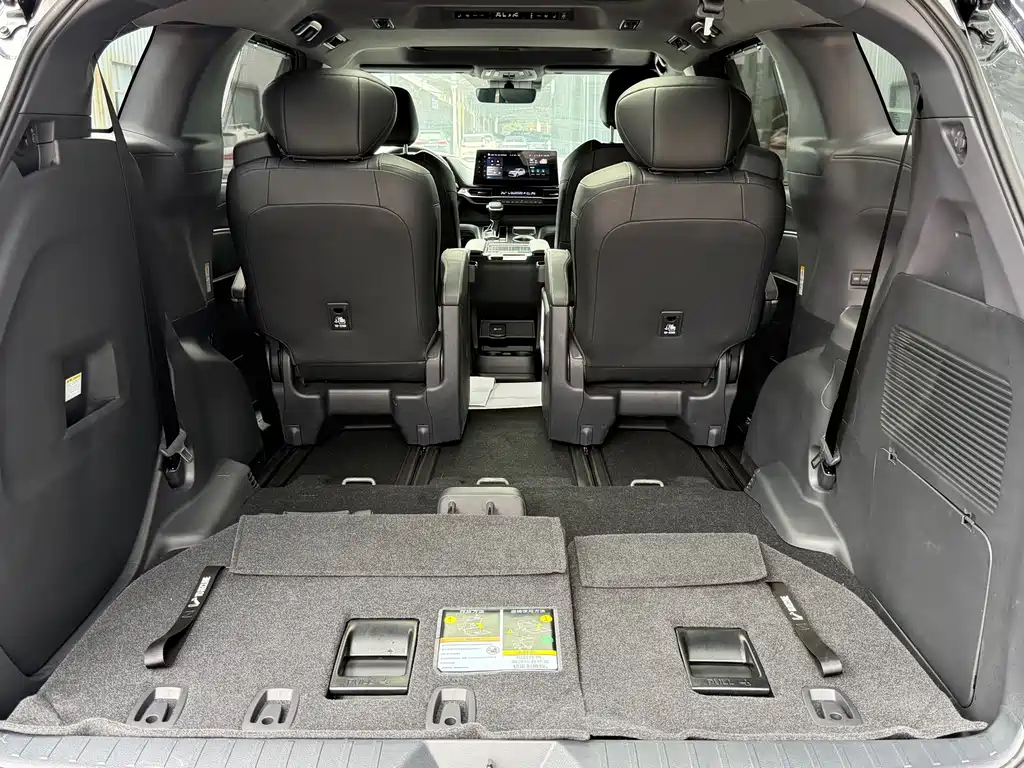 Toyota Sienna — фото 17