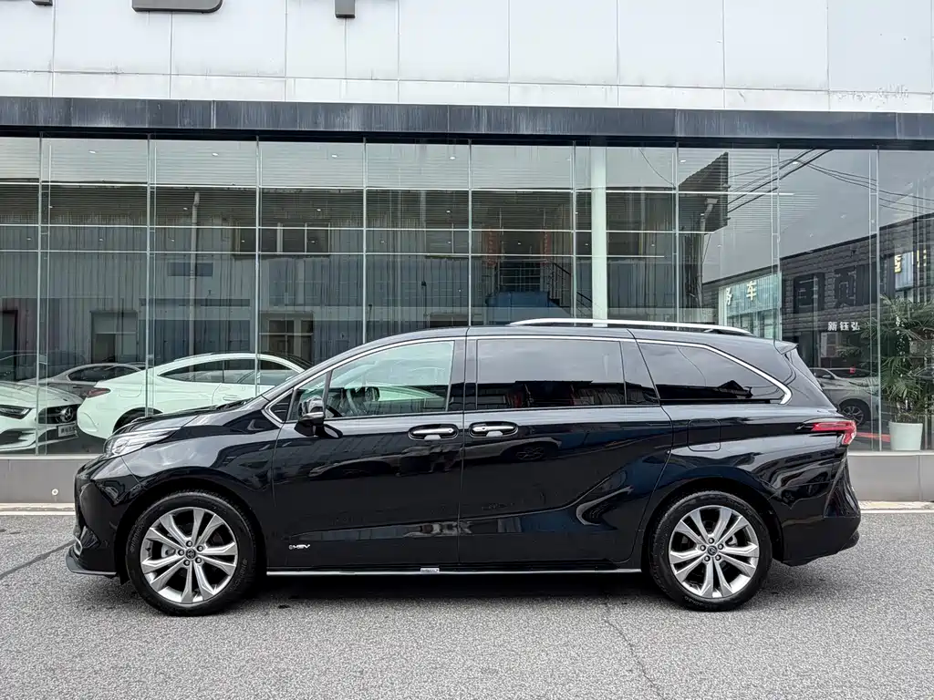 Toyota Sienna — фото 3
