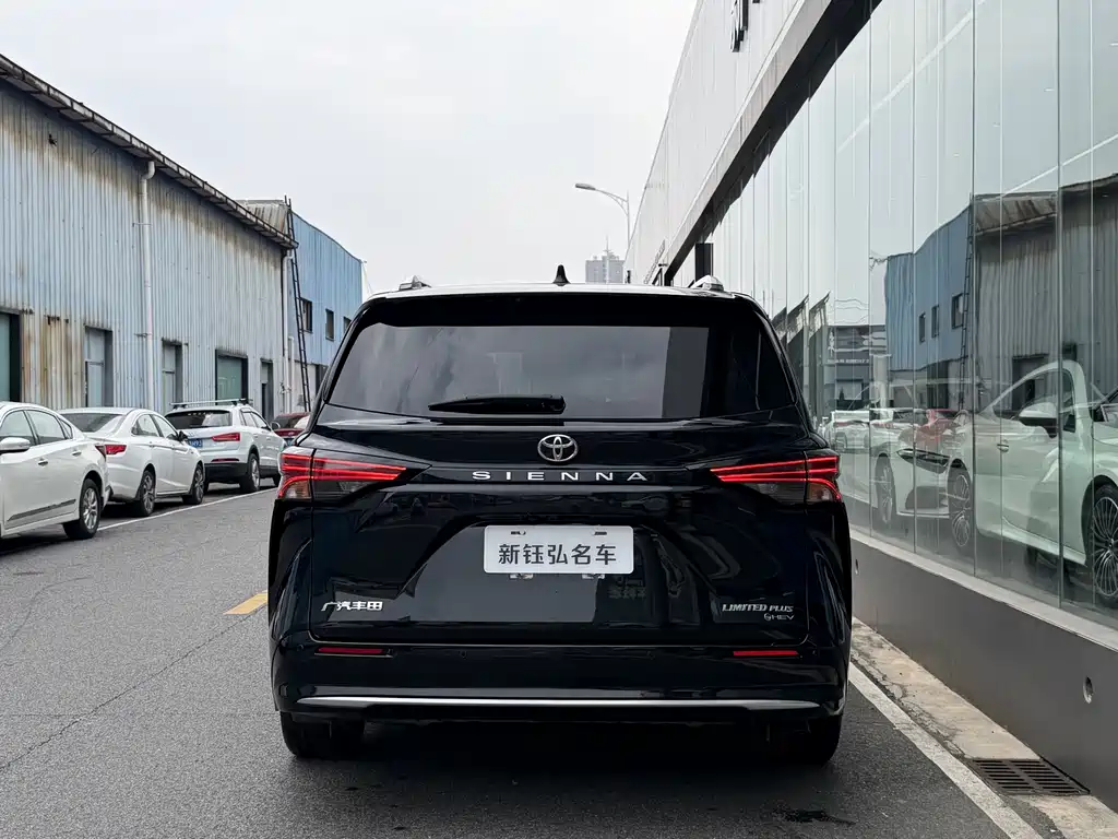 Toyota Sienna — фото 4