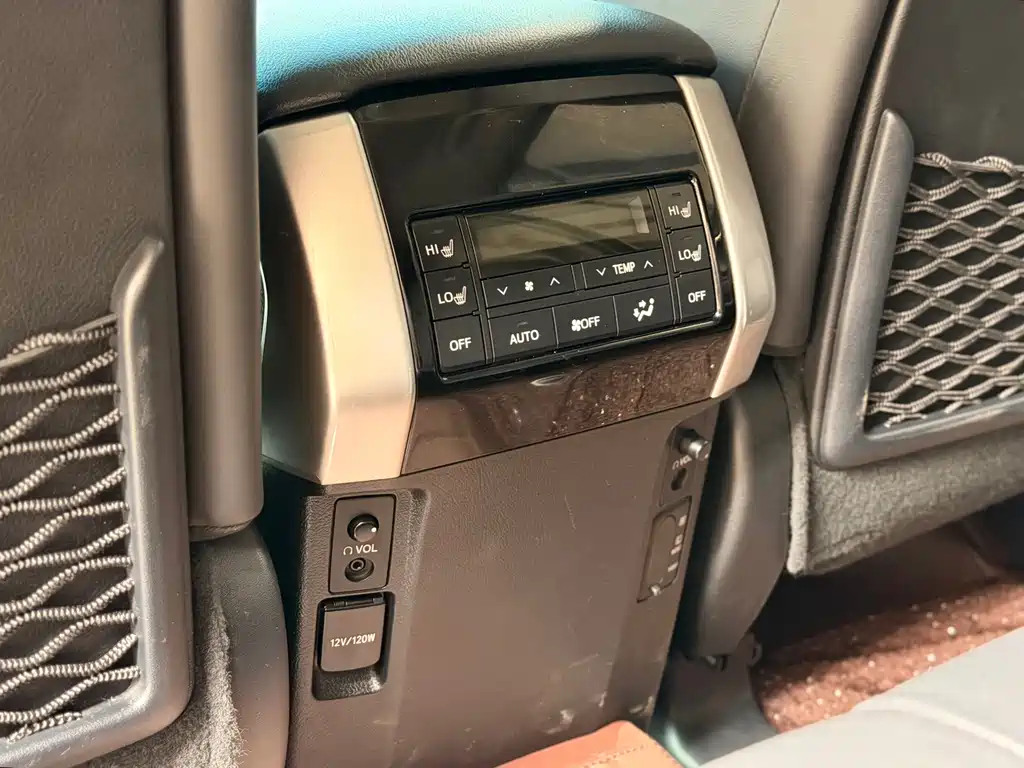 Toyota Prado — фото 15