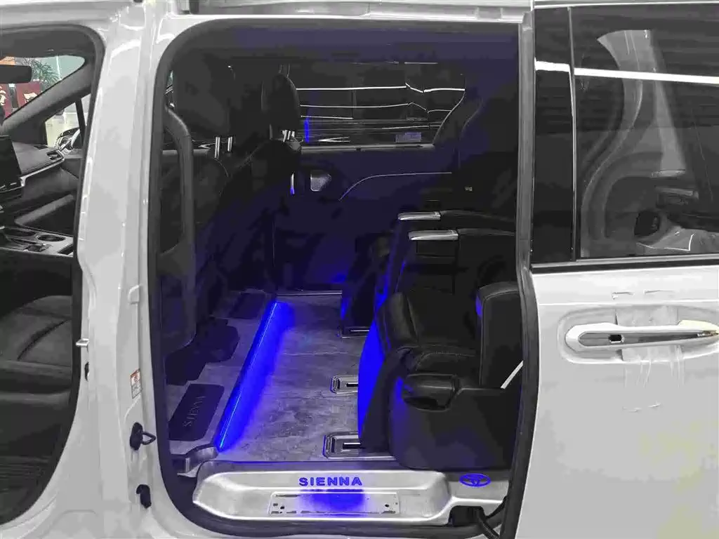Toyota Sienna — фото 8