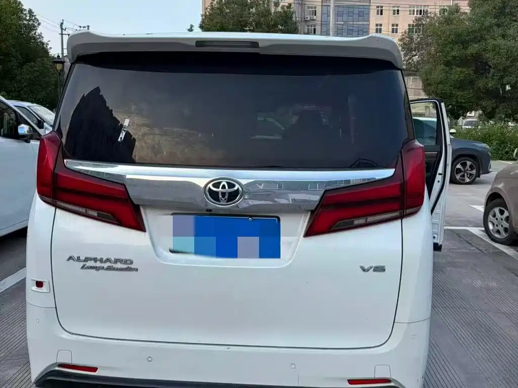 Toyota Alphard — фото 4