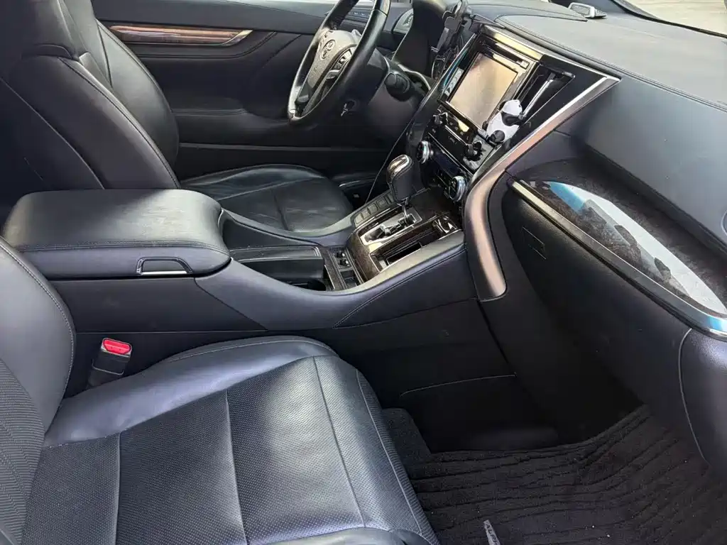 Toyota Alphard — фото 5