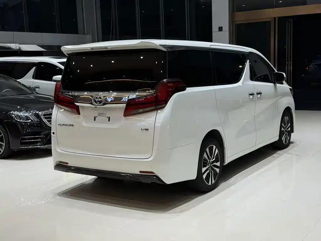 Toyota Alphard — фото 3