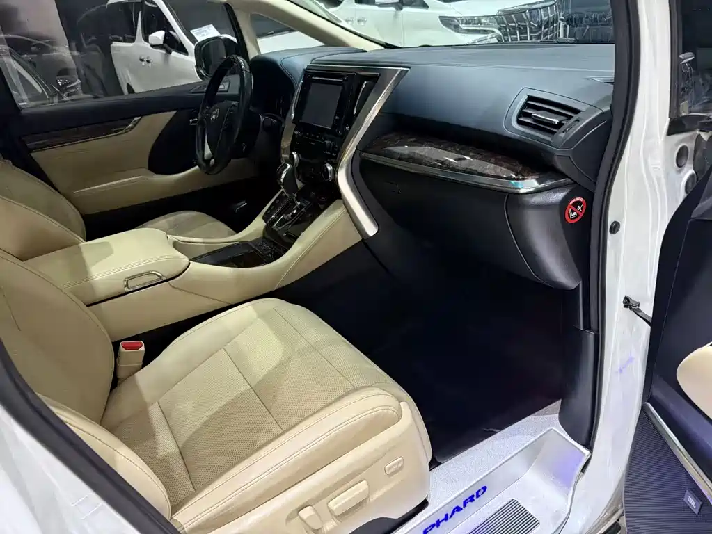Toyota Alphard — фото 4