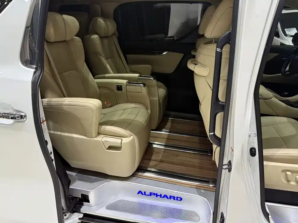 Toyota Alphard — фото 5
