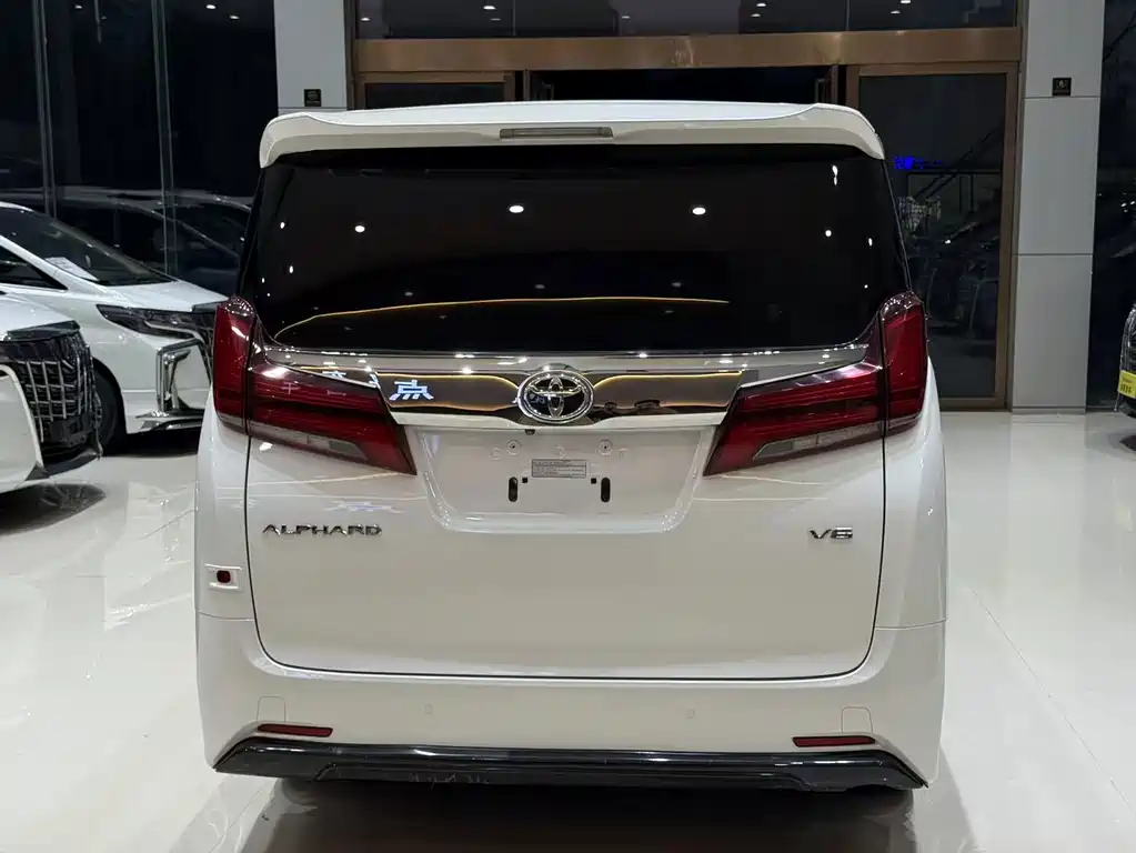 Toyota Alphard — фото 6