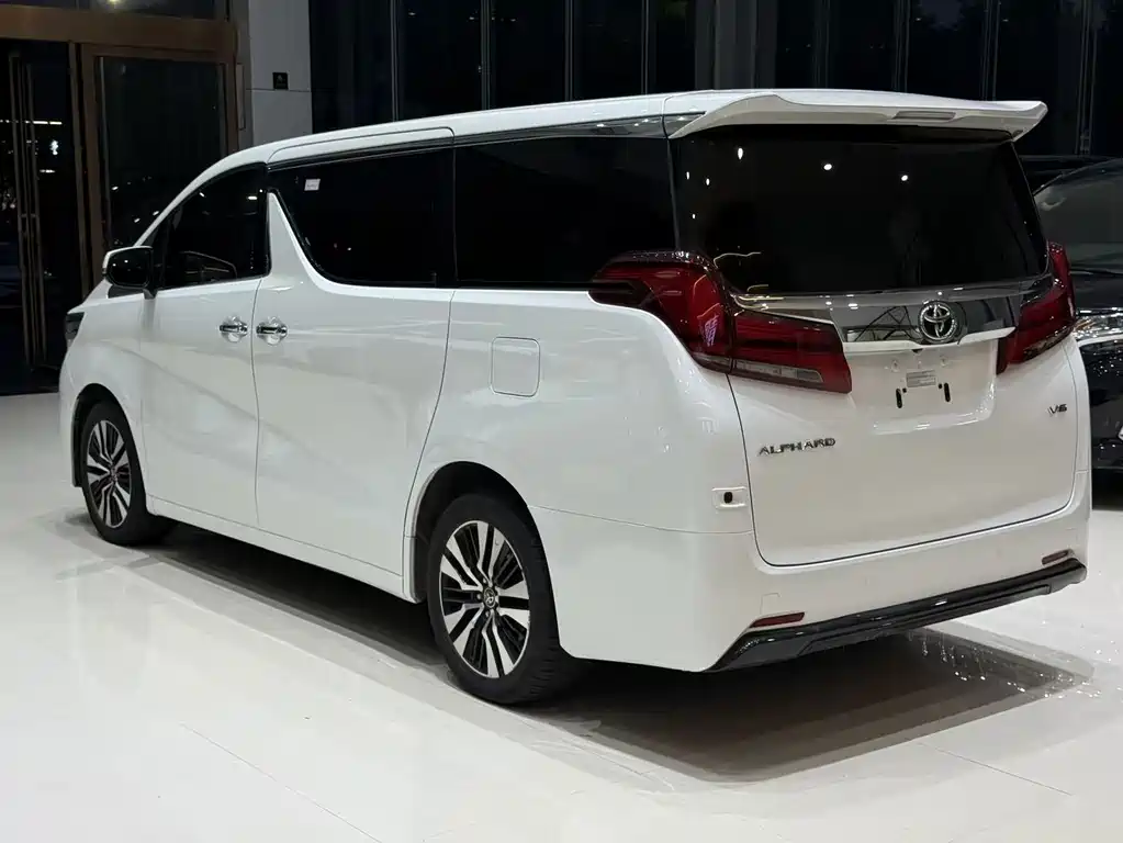 Toyota Alphard — фото 7