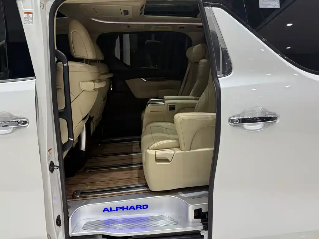 Toyota Alphard — фото 8