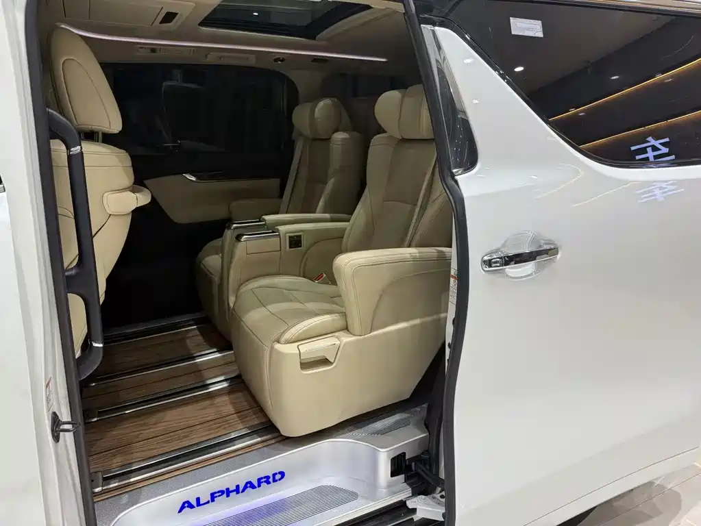 Toyota Alphard — фото 9