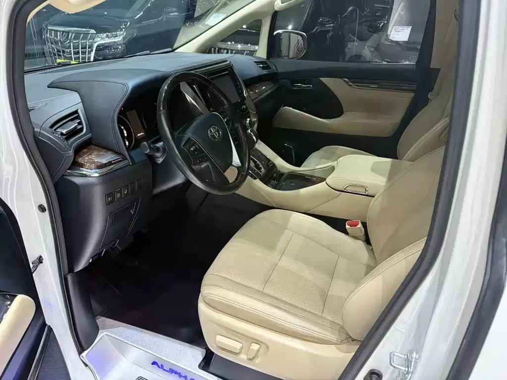 Toyota Alphard — фото 10