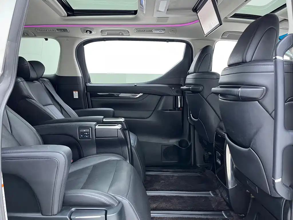 Toyota Vellfire — фото 8