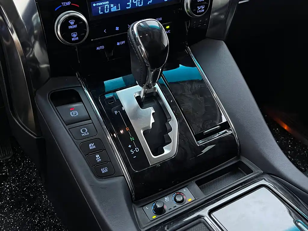 Toyota Vellfire — фото 10