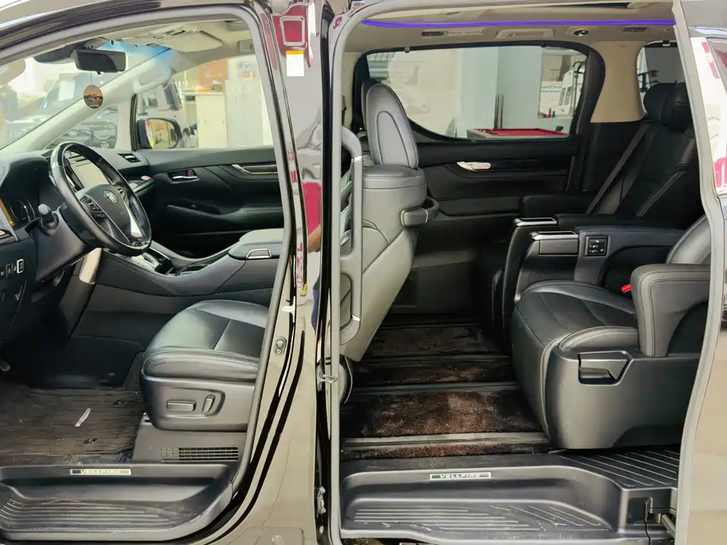 Toyota Vellfire — фото 8