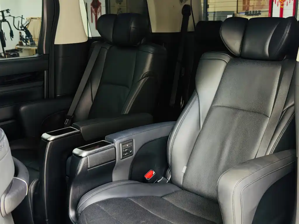 Toyota Vellfire — фото 10