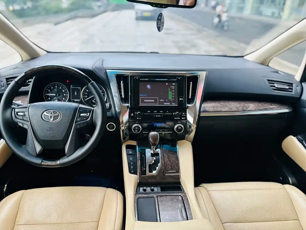 Toyota Alphard — фото 5
