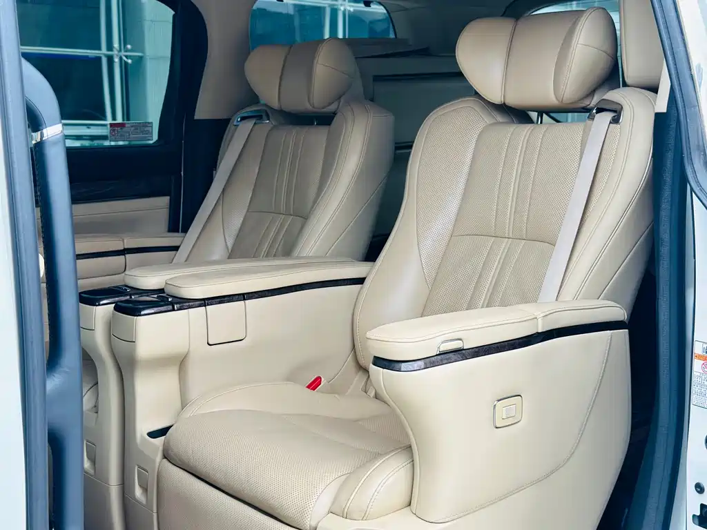 Toyota Alphard — фото 7